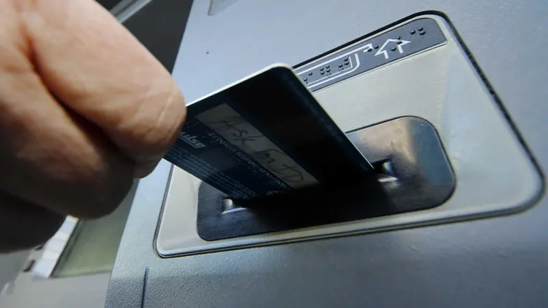 Menyeramkan! Pria Ini Dipukul Saat Ambil Uang di Mesin ATM