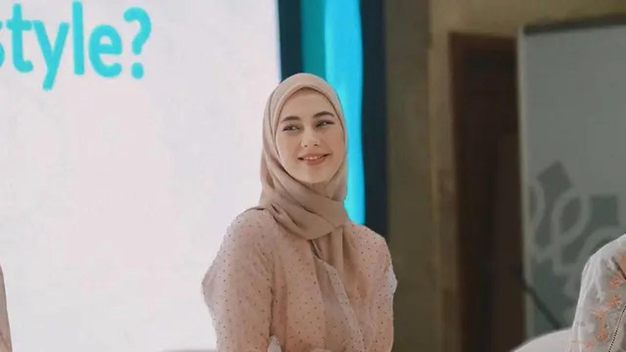 8 Model Gamis Kekinian Paula Verhoeven, Berkelas untuk Wanita dengan Tinggi di Atas 170 cm