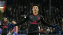 Striker Arsenal, Alexis Sanchez, melakukan selebrasi usai mencetak gol ke gawang Crystal Palace pada laga Premier League di Stadion Selhurst Park, Jumat (29/12/2017). Arsenal menang 3-2 atas Crystal Palace. (AP/Alastair Grant)