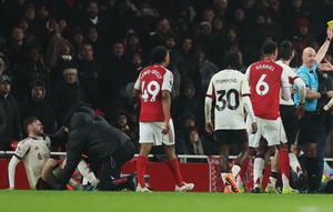Ketegangan yang melibatkan pemain Liverpool, Conor Bradley dan pemain Arsenal, Gabriel Martinelli mewarnai laga lanjutan Liga Inggris 2025/2026 di Emirates Stadium, London, Inggris, Kamis (08/01/2025). (AP Photo/Ian Walton)