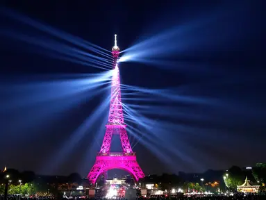 Sebuah pertunjukan cahaya menyinari Menara Eiffel saat perayaan ulang tahunnya ke-130 tahun di Paris, Rabu (15/5/2019). Paris memberikan ucapan ulang tahun kepada Menara Eiffel dengan pertunjukan laser yang rumit menelusuri kembali sejarah 130 tahun monumen itu. (AP/Christophe Ena)