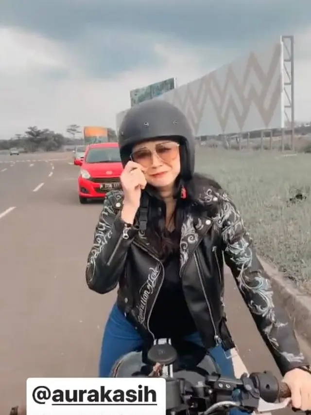 6 Gaya Aura Kasih Naik Moge Ini Keren, Curi Perhatian