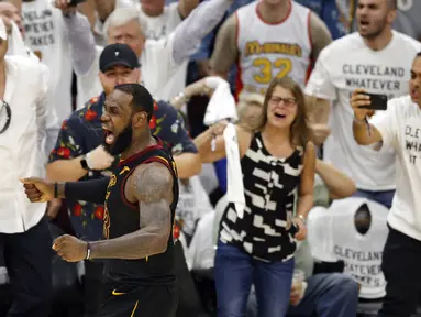 Ekspresi pemain Cleveland, LeBron James usai mencetak tiga poin saat melawan Boston Celtics pada gim keenam final wilayah timur NBA basketball di Quicken Loans Arena, (25/5/2018). Cavaliers menang 109-99. (AP/Ron Schwane)