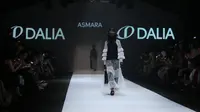 Koleksi Asmara by Barli Asmara di Jakarta Fashion Week 2020, Rabu, 23 Oktober 2019. (Daniel Kampua/Fimela.com)