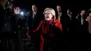 Calon Presiden AS dari Partai Demokrat, Hillary Clinton menyapa pendukungnya saat tiba di Westchester County Airport di White Plains, New York, AS, Selasa (8/11). (AP Photo / Andrew Harnik)