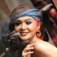 Penyanyi Yuni Shara menjadi perbincangan warganet. Penampilan cantiknya dengan mengenakan kain ulos, banyak mendapat banyak komentar negatif dari netizen. (Instagram/yunishara36)