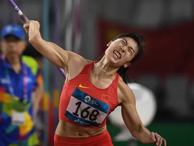 Atlet China, Lyu Huihui tampil pada Final Lempar Lembing Putri Asian Games 2018 di Stadion Utama Gelora Bung Karno, Jakarta, Selasa (28/8). (ANTARA FOTO/INASGOC/Afriadi Hikmal/mes/18)