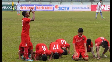 Penyerang timnas U-16, Gunansar P Mandowen (kiri) marayakan selebrasi usai mencetak gol di laga uji coba melawan Persib U-16 di Stadion Siliwangi, Bandung, Jumat (27/2/2015). Timnas U16 Indonesia menang 4-2 atas Persib U16. (Liputan6.com/Andrian M Tunay)