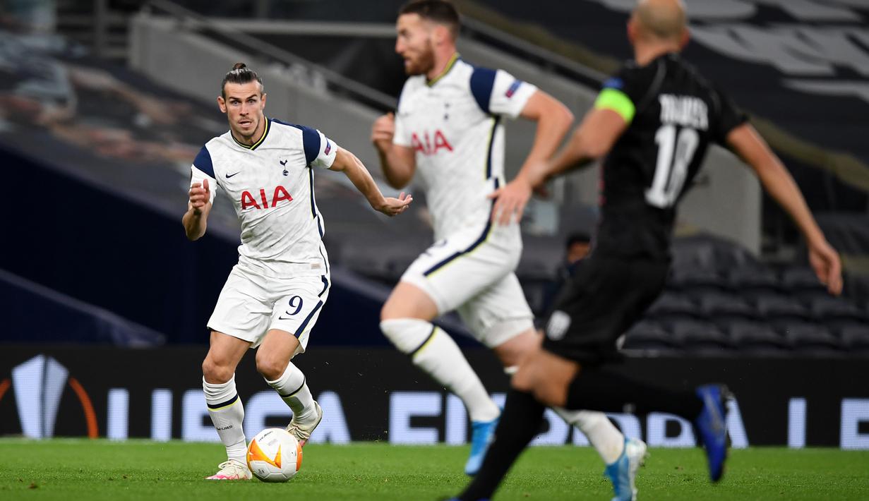 Striker Tottenham, Gareth Bale, menggiring bola saat menghadapi LASK pada laga Grup J Liga Europa 2020/2021 di Tottenham Hotspurs Stadium, Jumat (23/10/2020) dini hari WIB. Tottenham menang telak 3-0 atas LASK. (AFP/Daniel Leal-Olivas)