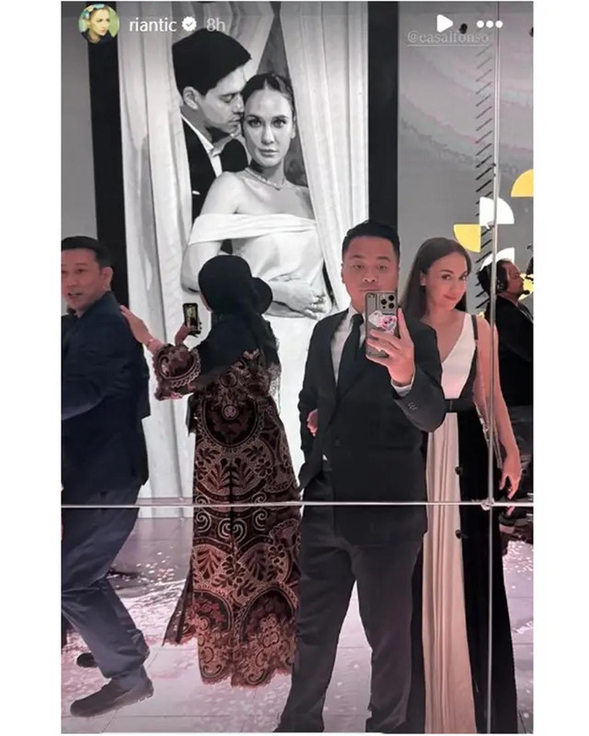 6 Potret Carissa Putri dan Rianti Cartwright di Resepsi Luna Maya, Reuni Ayat-Ayat Cinta