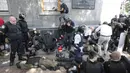 Sejumlah polisi terluka akibat ledakan di depan gedung Parlemen Ukraina di Kiev, Senin (31/8). Seorang petugas tewas dan 90 orang lainnya terluka dalam aksi yang menentang perubahan UU dasar mengenai desentralisasi. (AFP PHOTO/Yuriy KIRNICHNY)