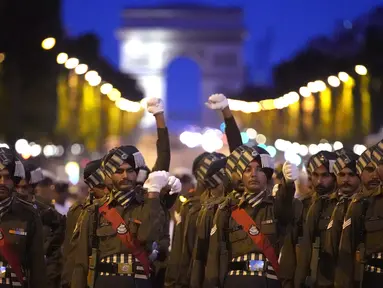 Tentara India berbaris di jalan Champs Elysees saat latihan parade Hari Bastille di Paris, Prancis, Senin, 10 Juli 2023. (AP Photo/Christophe Ena)