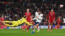 Peter Gulacsi lagi-lagi mementahkan peluang Inggris di pertengahan babak kedua melalui Mason Mount. (AFP/Ben Stansall)