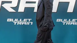 Brad Pitt tiba pada pemutaran perdana film Bullet Train di Paris, Prancis, 18 Juli 2022. Aktor berusia 58 tahun ini memamerkan gayanya yang cerdas namun kasual saat tiba pada acara ini. (AP Photo/Lewis Joly)