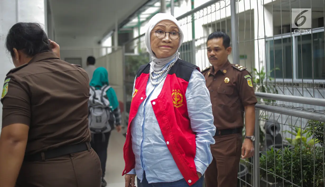 Terdakwa kasus berita hoaks penganiayaan, Ratna Sarumpaet saat tiba untuk menjalani sidang lanjutan di Pengadilan Negeri Jakarta Selatan, Kamis (4/4). Sidang kali ini beragendakan pemeriksaan saksi. (Liputan6.com/Faizal Fanani)