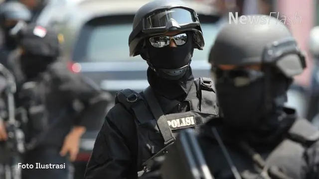 Densus 88 Antiteror mengamankan 3 terduga teroris di  Lamongan, Jawa Timur, penyelidikan sementara, mereka diduga berencana menyerang Polsek setempat