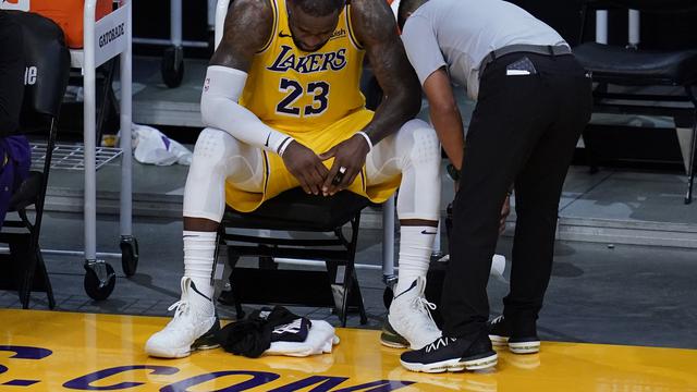 Forward Los Angeles Lakers, LeBron James, setelah timnya tersingkir dari babak play-off NBA melawan Phoenix Suns di Staples Center, Jumat (4/6/2021).
