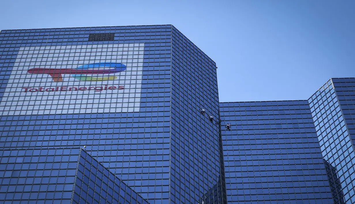 Pendaki Alain Robert (kedua kanan) atau Spiderman Prancis bersama Marcin Banot, Alexis Landot, dan Leo Urban memanjat Menara Total di La Defense, Paris, Prancis, 7 September 2021. Alain dengan tangan kosong memanjat menara setinggi 190 meter itu untuk menentang izin kesehatan. (THOMAS SAMSON/AFP)