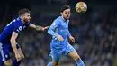 Gelandang Leeds United Stuart Dallas (kiri) berebut bola dengan gelandang Manchester City Bernardo Silva dalam laga pekan ke-17 Liga Inggris di Etihad Stadium, Rabu (15/12/2021) dini hari WIB. Manchester City mencukur tamunya Leeds United tujuh gol tanpa balas. (Paul ELLIS /AFP)
