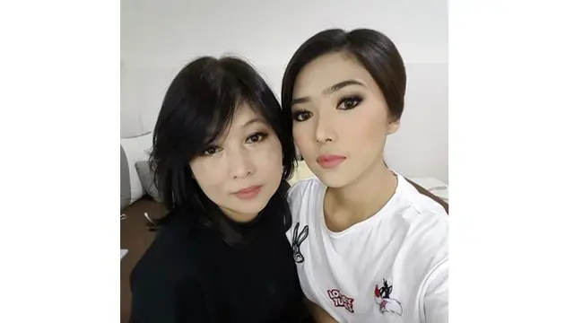 Tak sedikit netizen yang menyebut Isyana dan ibu terlihat bak kakak adik.