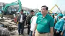 Menteri Koordinator Bidang Kemaritiman Luhut Binsar Panjaitan melakukan pengecekan sampah di kawasan pesisir Cilincing, Jakarta Utara, Sabtu (6/4). (Liputan6.com/Immanuel Antonius)