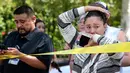 Seorang ibu menangis setelah insiden penembakan di Sekolah Dasar North Park di San Bernardino, California, Senin (10/4). Dua orang dewasa, termasuk seorang guru, tewas dan dua orang siswa dalam kondisi kritis. (Rick Sforza/Los Angeles Daily News via AP)