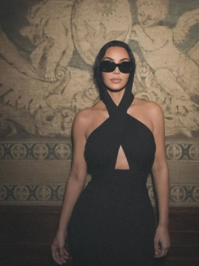 Kim Kardashian Pakai Jumpsuit Transparan Saat Terima Penghargaan Kemanusiaan