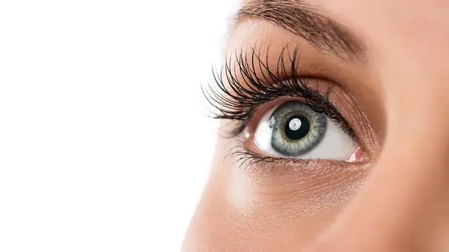 Tips Melembapkan Kulit Area Mata untuk Cegah Tanda Penuaan Dini yang Mengganggu Penampilan