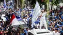Gubernur Jawa Barat, Dedi Mulyadi, ikut merayakan Persib Bandung juara BRI Liga 1 dari Balai Kota menuju Gedung Sate, Bandung, Jawa Barat, Minggu, (25/5/2025). Pemain dan ribuan bobotoh tumpah ruah merayakan keberhasilan Maung Bandung juara Liga 1. (Bola.com/M Iqbal Ichsan)
