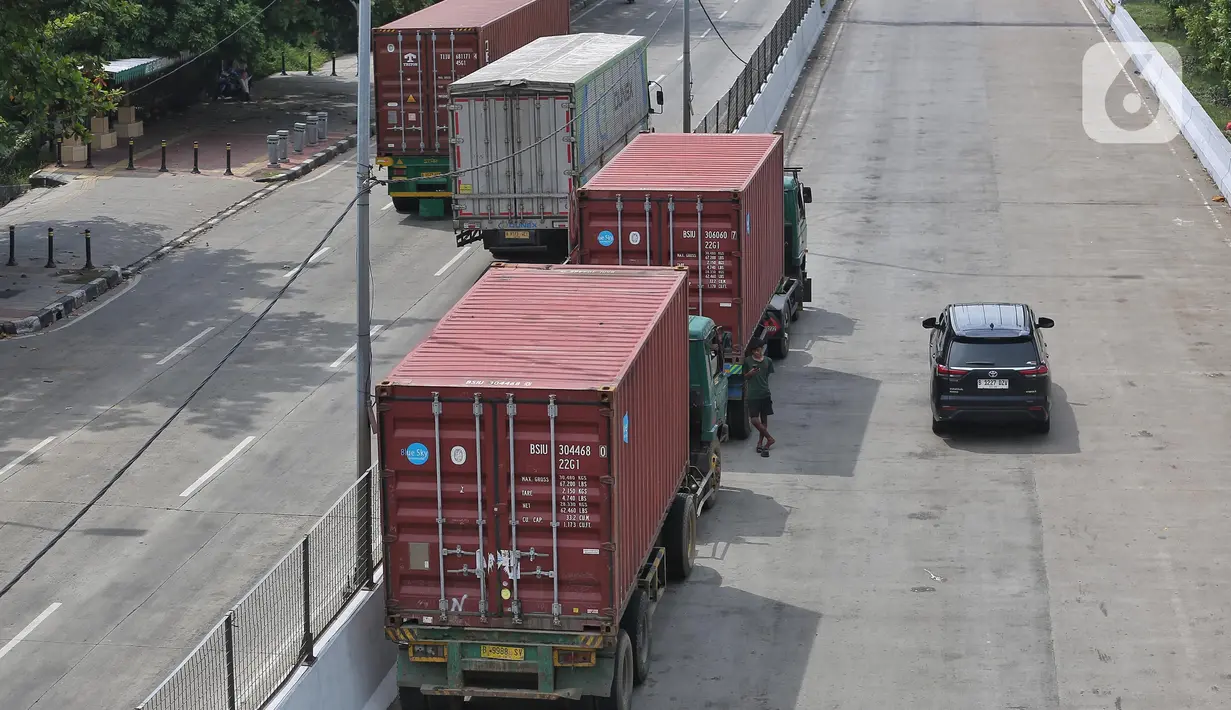 Kemacetan lalu lintas yang sebelumnya terjadi di Jalan Yos Sudarso, arah Pelabuhan Tanjung Priok, Jakarta, sudah terurai pada Jumat (18/4/2025) siang. (Liputan6.com/Angga Yuniar)