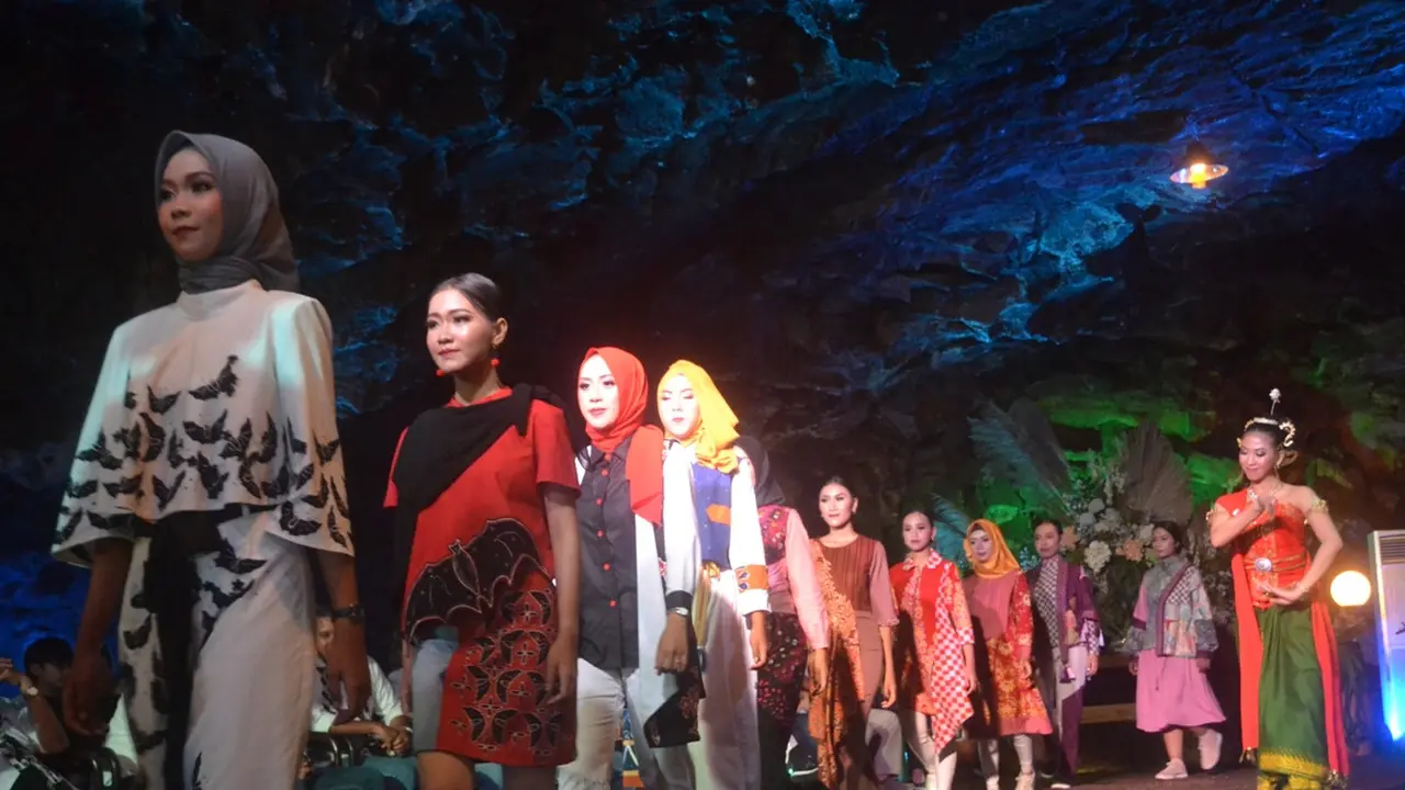 Beragam acara digelar di Golaga seperti Peragaan Busana Batik pada Oktober 2019 Silam. (Dok. Humas Purbalingga, Galoeh Widura/Liputan6.com)