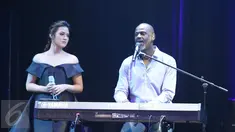Kolaborasi dua solois bersuara emas, Brian McKnight dan Raisa dalam gelaran konser "The 90s Soul Ace" di kawasan Kasablanka, Jakarta, Kamis (8/12). Keduanya menyanyikan One Last Cry, lagu Brian yang hit di dunia tahun 1992. (Liputan6.com/Herman Zakharia)