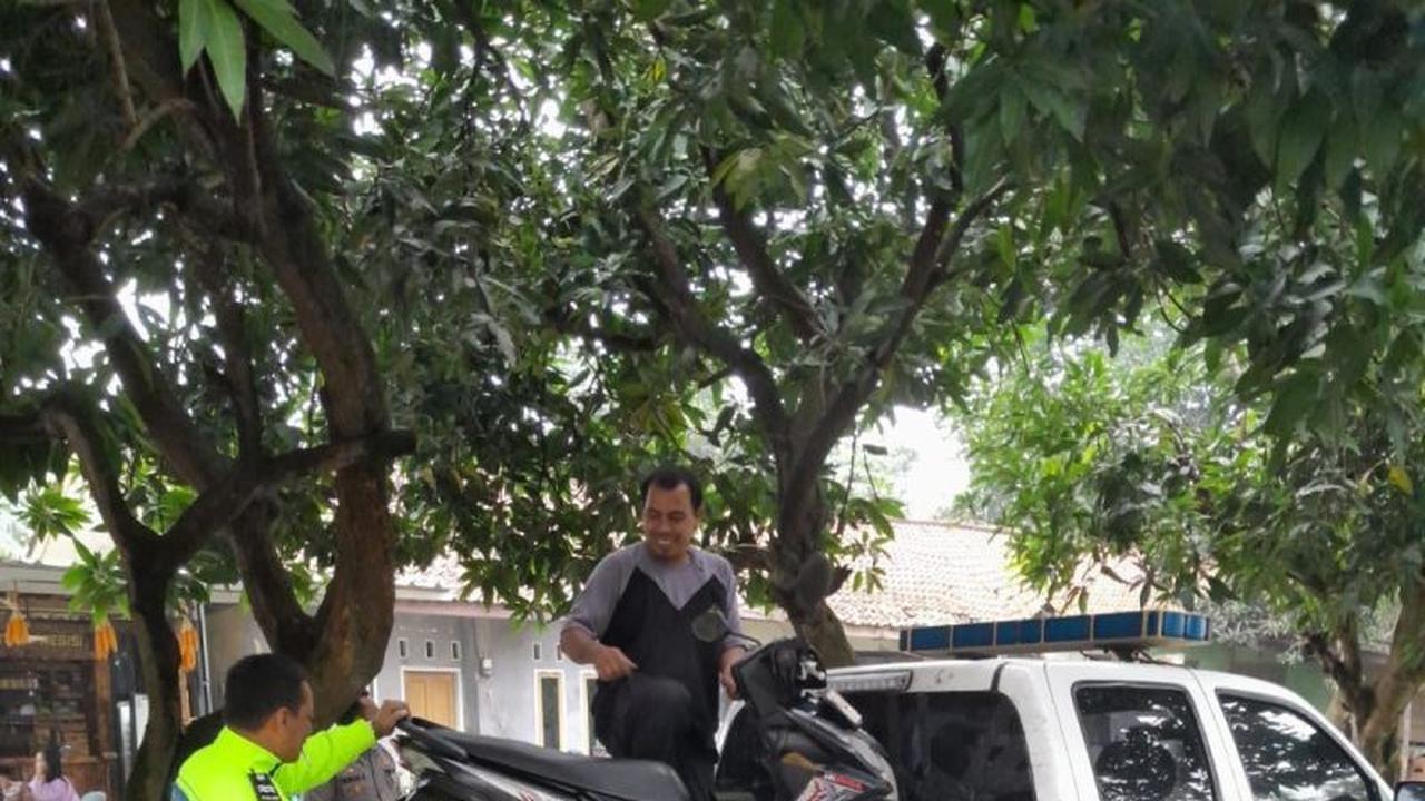 Jalan Berlubang Karawang Jadi Pemicu Kecelakaan, Pengendara Motor Terluka Parah
