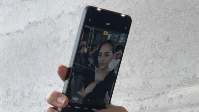Xiaomi 12 Lite 5G jadi opsi smartphone untuk mendongkrak penampilan dengan teknologi canggih yang bisa diandalkan   (Foto: Fimela.com/Novi Nadya)