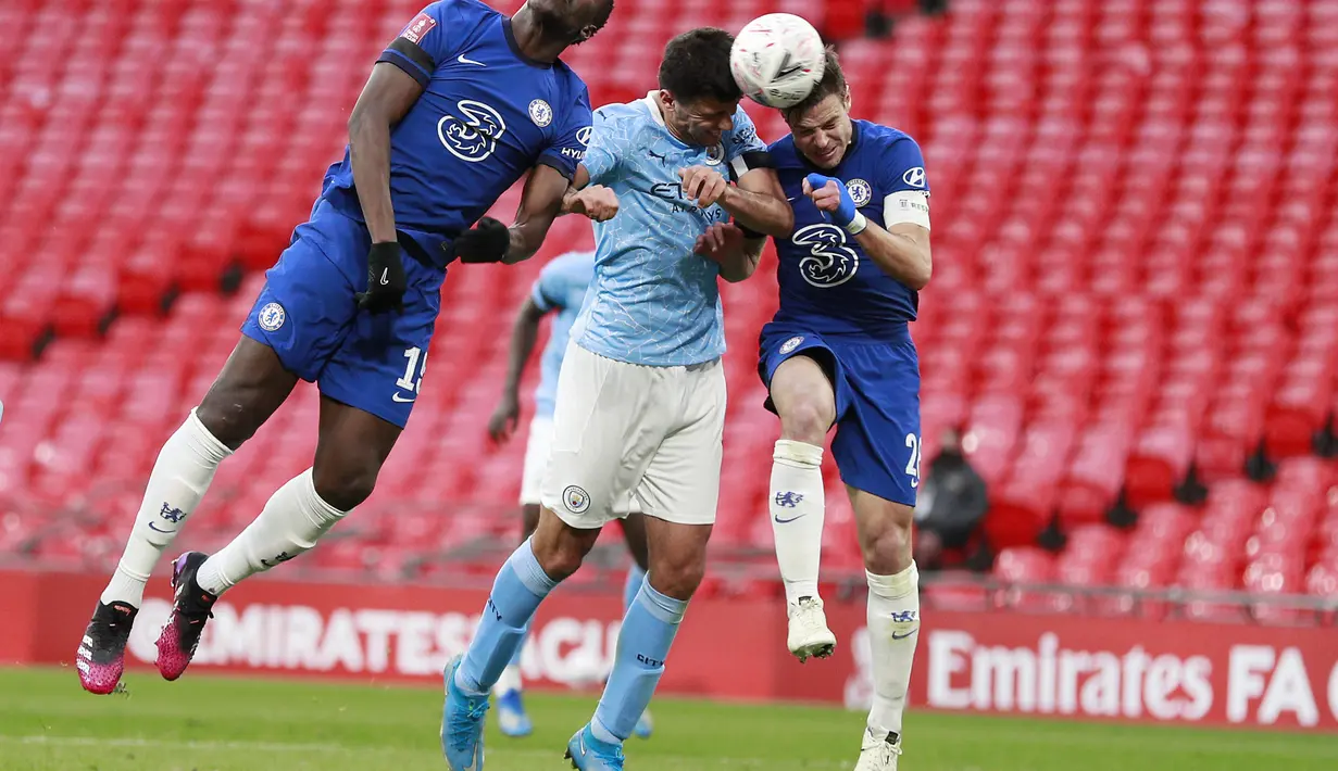 Bek Manchester City, Rodrigo berebut bola udara dengan dua pemain Chelsea, Mason Mount dan Cesar Azpilicueta pada pertandingan semifinal Piala FA di Stadion Wembley di London, Inggris, Minggu (18/4/2021). Kemenangan atas City mengantar Chelsea melaju ke Final Piala FA. (AP Photo/Ian Walton, Pool)