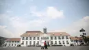Warga melintas dikawasan Kota Tua, Jakarta, Rabu (20/4). Pemilihan daerah kota tua di atas 50 nominasi Icons Situs Warisan Dunia oleh UNESCO membuat Kota Tua akan direvitalisasi.(Liputan6.com/Faizal Fanani)