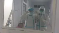 Dua tenaga kesehatan yang tengah menjalankan tugas di salah satu rumah sakit rujukan Covid-19 di Sulut.