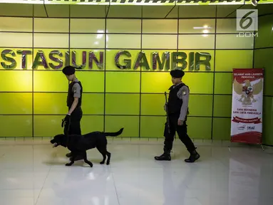 Unit K9 (unit keamanan dengan hewan berupa anjing) Polda Metro Jaya menyisir kawasan Stasiun Gambir, Jakarta, Kamis (1/6). Hal ini dilakukan sebagai upaya mencegah hal yang tidak diinginkan pasca bom Terminal Kampung Melayu. (Liputan6.com/Faizal Fanani)