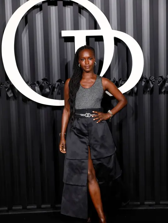 Fatou N'Diaye mengenakan Chanel black silk skirt, sesuai dengan look 1 dari koleksi Chanel FW 2020/21 Haute Couture dan grey iridescent top dari Chanel FW 2018/19 Act 1 RTW. Makeup dan aksesori yang dikenakannya juga dari Chanel. Foto: Document/Chanel.
