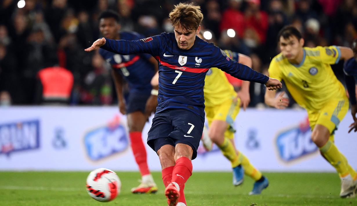 Prancis mendapat hadiah penalti pada menit ke-84 usai Antoine Griezmann dijatuhkan Vladislav Vasilijev. Eksekusi yang dimabil langsung oleh Antoine Griezmann berbuah gol ke-7 ke gawang Kazakhstan. (AFP/Franck Fife)
