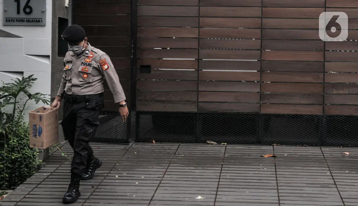 Petugas polisi berjaga saat penyidik KPK menggeledah kediaman Ihsan Yunus di kawasan Kayu Putih, Pulogadung, Jakarta, Rabu (24/2/2021). Penggeledahan terkait kasus korupsi bantuan sosial (Bansos) Covid-19 yang melibatkan mantan Menteri Sosial Juliari Batubara. (merdeka.com/Iqbal S. Nugroho)