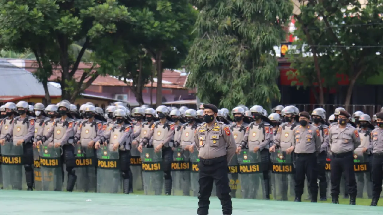 Personil Polda Gorontalo yang akan mengamanakan aksi hari ini Senin, 11 April 2022. (Arfandi Ibrahim/Liputan6.com)