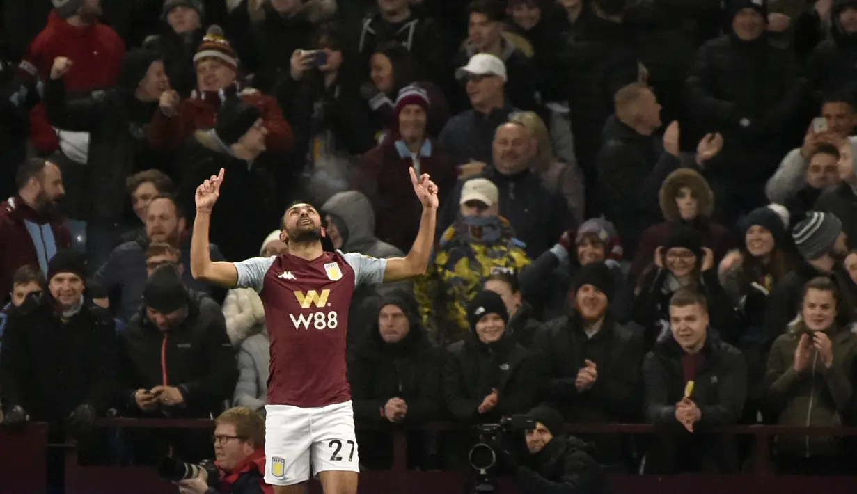 Bek Aston Villa, Ahmed Elmohamady berselebrasi usai mencetak gol ke gawang Liverpool pada pertandingan perempat final Piala Liga Inggris di Villa Park di Birmingham (17/12/2019). Liverpool kalah telak 5-0 atas Aston Villa. (AP Photo / Rui Vieira)