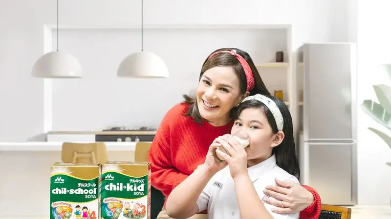 Foto anak minum susu soya bersama sang bunda