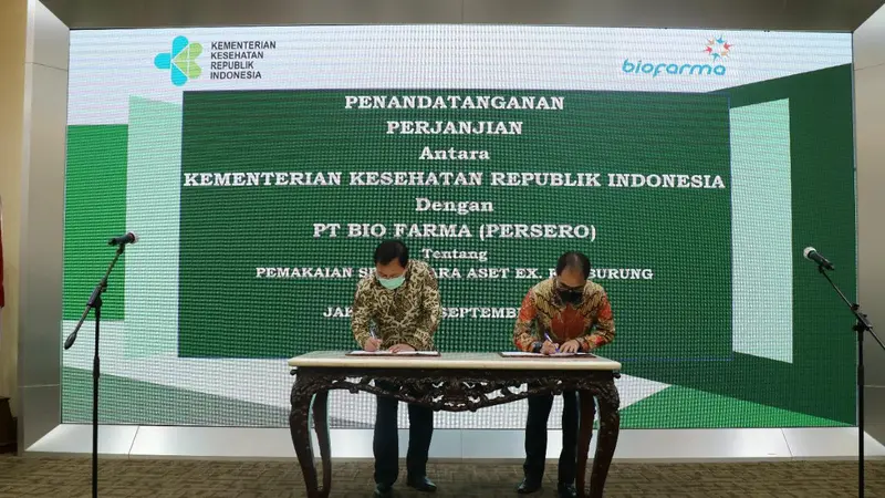 Menteri Kesehatan Terawan Agus Putranto bersama Direktur Utama Bio Farma Honesti Basyir