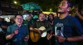 Calon Wakil Presiden Muhaimin Iskandar (kiri) bernyanyi bersama pendukungnya dalam kampanye pemilu pertamanya di Surabaya pada tanggal 28 November 2023. (Juni Kriswanto/AFP)