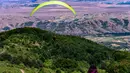 Seorang pemain paralayang turut ambil bagian dalam kegiatan luar ruangan dekat Krusevo, Makedonia Utara, pada 2 Agustus 2020. (Xinhua/Tomislav Georgiev)