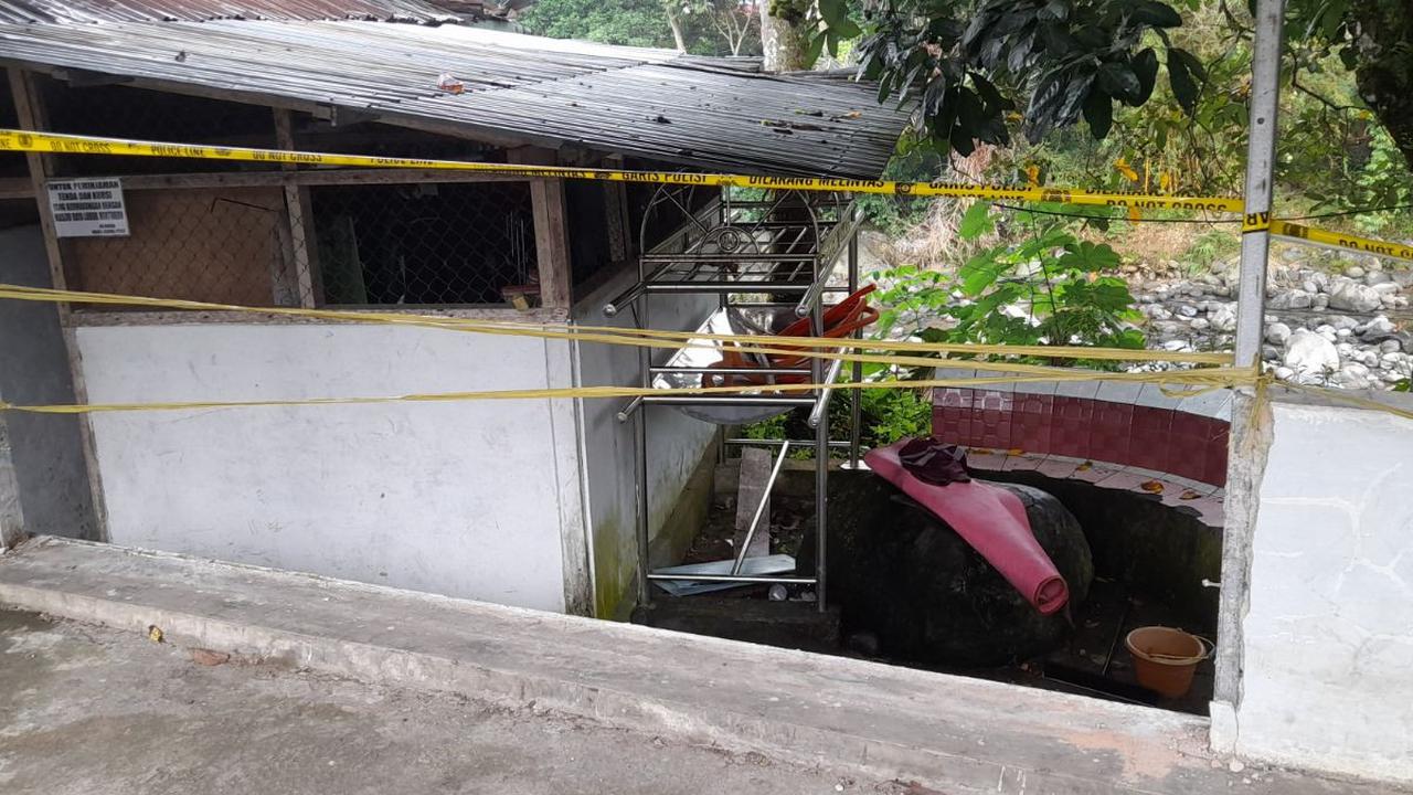 Seorang siswa SD tewas tertimpa tembok roboh saat sedang berwudu di Masjid Raya Lubuk Minturun, Kelurahan Lubuk Minturun, Kecamatan Koto Tangah, Kota Padang, Sumatera Barat.&nbsp;