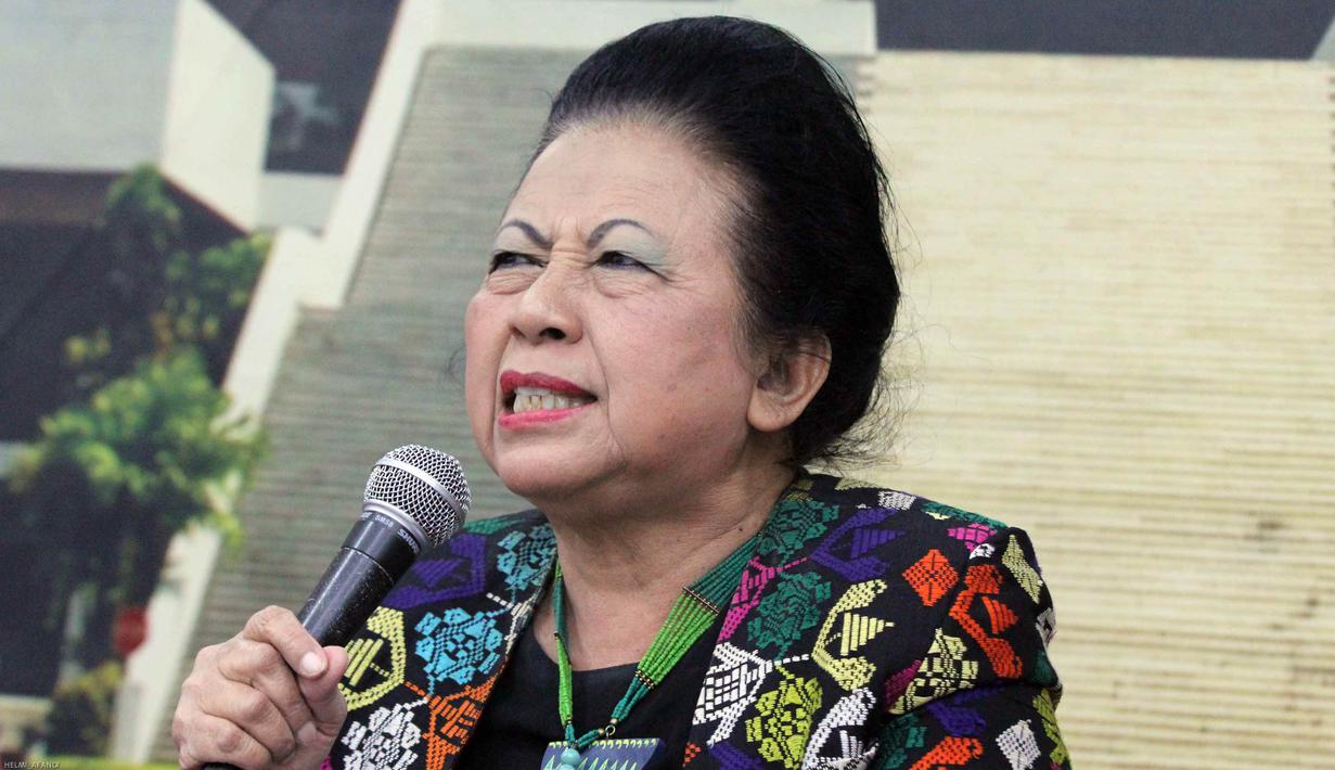 Popong Otje Djundjunan anggota Komisi X DPR atau yang biasa disapa Ceu Popong saat menjadi pembicara pada diskusi RUU Perbukuan, Pressroom DPR RI, Jakarta, Selasa (26/5/2015). (Liputan6.com/Helmi Afandi)