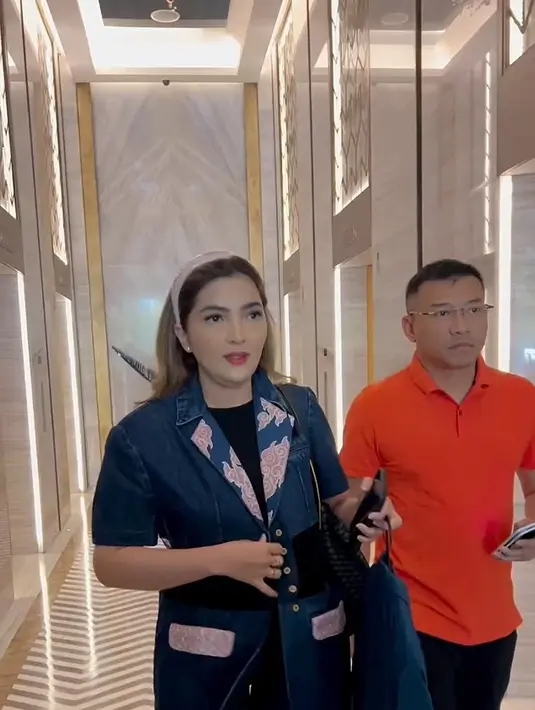 Di hari pertama masuk kuliah, Ashanty didampingi oleh sang suami, Anang Hermansyah. Ditengah kesibukannya, Ashanty masih peduli dengan pendidikan. [Instagram/kartikaputriworld]